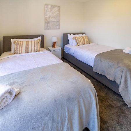 Appartamento Chic 2-Bed Gem: Trust Arena Proximity - West Akl Auckland Esterno foto