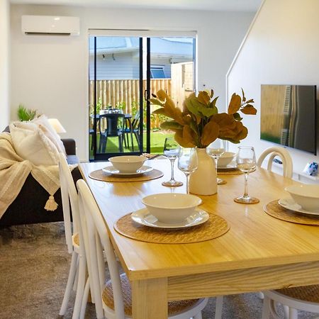 Appartamento Chic 2-Bed Gem: Trust Arena Proximity - West Akl Auckland Esterno foto
