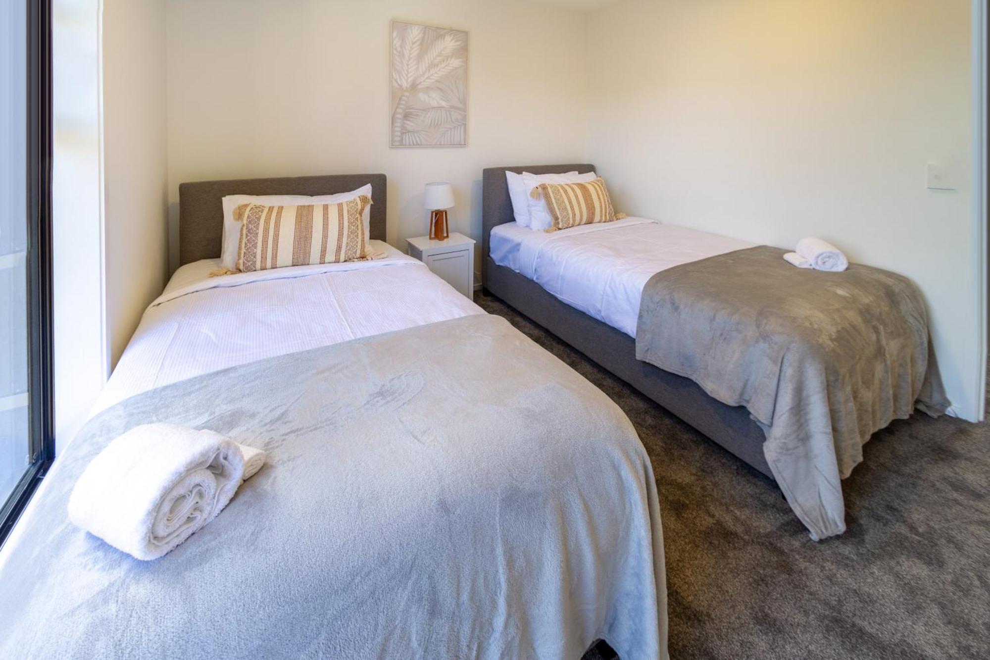 Appartamento Chic 2-Bed Gem: Trust Arena Proximity - West Akl Auckland Esterno foto