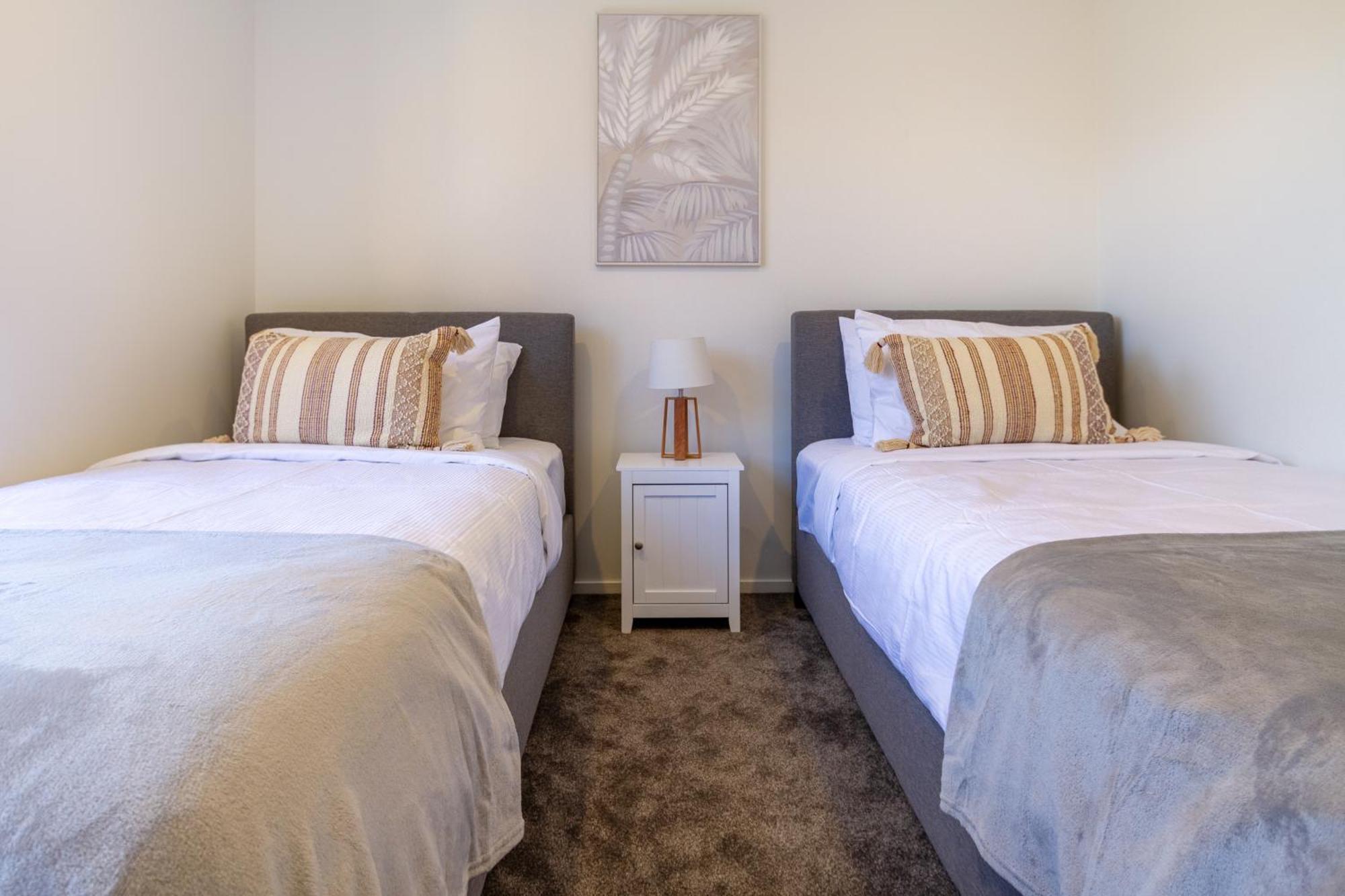 Appartamento Chic 2-Bed Gem: Trust Arena Proximity - West Akl Auckland Esterno foto